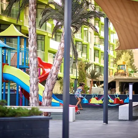 Apartmán Coral Pool & Mamaia Nord 3*